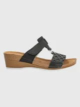 Sandalia Hush Puppies Bax III color negro con plataforma de cuña y ajuste con velcro.