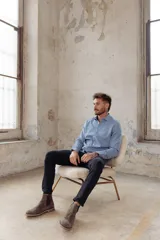 Camisa celeste de corte clásico, manga larga y cuello abotonado.