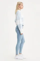 Jeans de tiro alto color celeste, ajustados en cadera y muslos, con pierna skinny y cierre de cremallera.