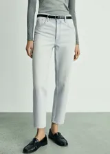 Pantalón de jean celeste, de corte recto, tiro alto y cinco bolsillos.