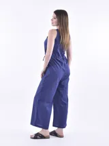 Mono largo azul con corte palazzo, sin mangas y con cintura ajustable con cordón.