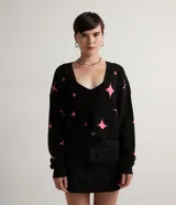 Cardigan cropped negro de tejido de punto con estampado de estrellas rosas, escote en V, manga larga y abotonado frontal.