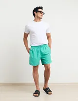 Short de baño verde con cintura elástica ajustable con cordón.