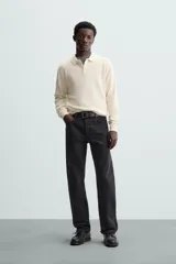Polo marrón de corte relaxed fit, tejido en punto de algodón. Tiene cuello solapa con cierre frontal de botonadura, manga larga y acabados en rib.