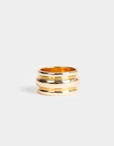 Anillo dorado de metal con diseño triple.