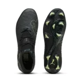 Championes de fútbol Puma Future 8 Ultimate FG, color negro con detalles en verde lima y suela translúcida.