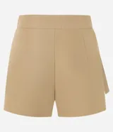 Bermuda color beige de corte sastrero, con hebilla en la cintura, diseño cruzado y bolsillos delanteros.