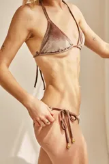 Conjunto de bikini con corpiño de triángulos movibles con tiras finas para atar al cuello y a la espalda. Incluye bombacha vedetina con tiras finas a los costados para atar.