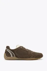 Zapatillas deportivas marrones con detalles en gamuza y malla, cordones marrones y suela beige.