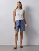 Short azul de lino con pretina elastizada y lazo de ajuste.