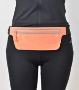Riñonera de camuflaje diseñada para running, con cierre y espacio para almacenar objetos personales.