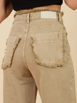 Jean de corte recto, color beige, con diseño clásico y detalles de costura.