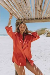 Camisa de manga larga color amarillo con cuello y botones frontales. Presenta un bordado dorado con el texto "Sierra Mora" en el cuello.