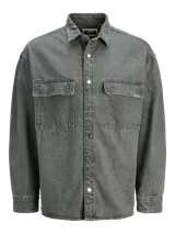 Sobrecamisa gris de denim con cuello con solapa, cierre con botones, dos bolsillos con solapa en el pecho y corte amplio.