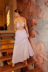 Vestido largo color marrón, con escote corazón, tirantes finos y falda con frunces laterales y tajo frontal.