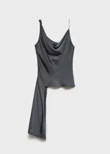 Top gris oscuro de satén con tirantes finos, cuello drapeado y diseño asimétrico con lazada lateral.