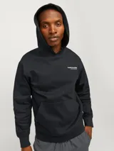 Hoodie negro con capucha y manga larga. Tiene un pequeño logo blanco en el pecho.