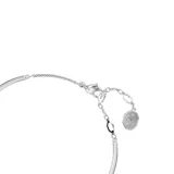 Pulsera rígida plateada con dije en forma de corazón adornado con circonitas blancas y una circonita azul en el centro.