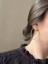 Aros grandes dorados con forma irregular.