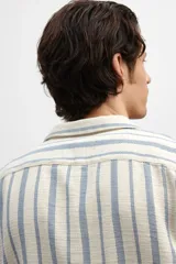 Camisa de manga corta con cuello resort, a rayas verticales color celeste y beige.