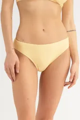 Bombacha de bikini amarilla con textura acanalada.