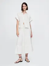 Camisa de muselina color blanco, con cuello mao y mangas cortas.