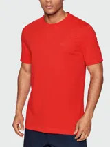 Camiseta color tostado de corte clásico con cuello redondo y logo bordado en el pecho.