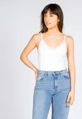 Musculosa gris de breteles finos regulables con detalle de encaje en el escote.