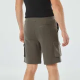 Bermudas de color caqui con múltiples bolsillos.