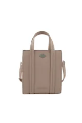 Cartera tipo tote color beige con doble asa corta, tira larga regulable y desmontable, logo metálico plateado y organizador interno.