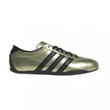 Zapatillas Adidas Tokyo color dorado con detalles en negro, incluyendo las tres tiras laterales y la suela.