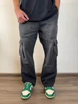 Pantalón jean color beige, corte recto y estilo cargo con bolsillos laterales.