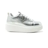 Zapatillas plateadas con plataforma blanca y cordones blancos. Presentan una letra V con strass en el lateral.