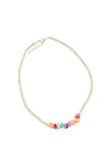 Gargantilla plateada con cuentas de colores.