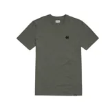 Remera de hombre en color verde militar, con logo bordado de la marca etnies.