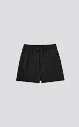 Short de baño negro de corte regular, con elástico en la cintura, cordón de ajuste y cuatro bolsillos.