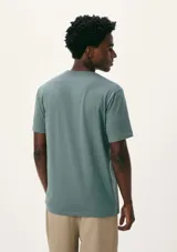 Remera de manga corta color verde militar, de corte clásico y cuello redondo.