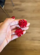 Aros tipo botón con forma de flor roja.