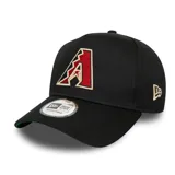 Gorro New Era 9Forty negro con logo del equipo de béisbol Arizona Diamondbacks bordado en el frente en color rojo y beige. Presenta el logo de New Era bordado en el lateral izquierdo y visera curva con interior verde. Ajustable en la parte trasera.