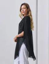Poncho negro de gasa con apliques de brillos, marca Jessica Mc Clintock.
