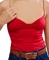 Top negro de jersey suave con copas triangulares y fruncido en el centro. Breteles finos regulables.