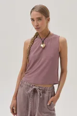 Musculosa color champagne de tejido brillante.
