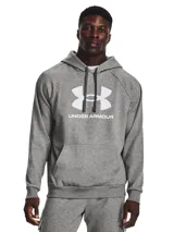 Buzo gris de Under Armour, línea Rival Fleece, con capucha y logo estampado en el frente.