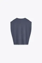 Camiseta azul de algodón con cuello redondo y mangas cortas caídas.
