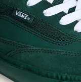 Championes Vans Skate Curren Caples, color verde oscuro, con cordones blancos, suela de goma y detalles de la marca en el lateral y el talón.