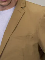 Blazer azul marino de corte clásico, con solapa de muesca, cierre de dos botones, bolsillo de parche en el pecho y bolsillos con solapa en los laterales.