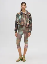 Calza capri de lycra con estampado abstracto en tonos marrones, verdes y rosados.