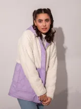 Campera de nylon capitoneada, con textura de corderito en la parte superior, capucha y cierre central.