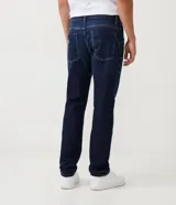 Pantalón de jean azul oscuro, corte slim, con bolsillos delanteros y traseros.