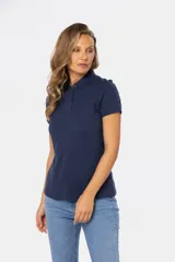 Polo azul marino de piqué con botones personalizados y mangas cortas.